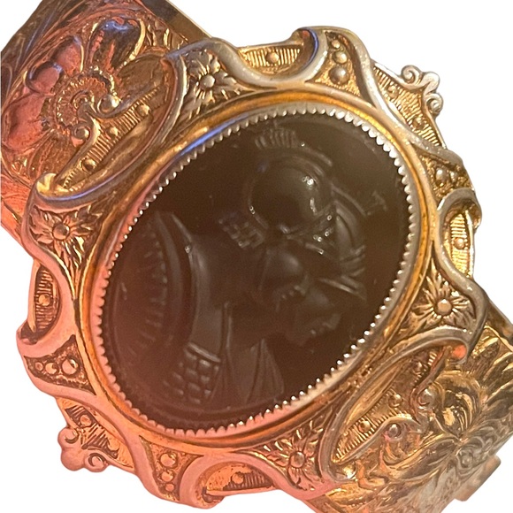 Stunning vintage Gold & silver finish plated flower etched TROJAN Cameo bangle - Picture 5 of 12